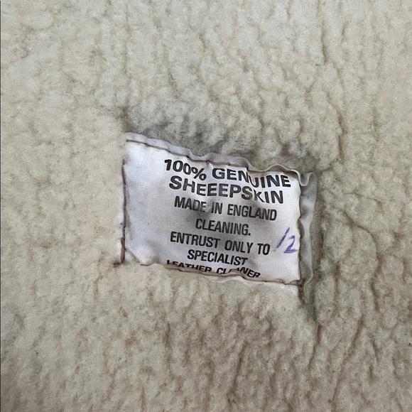 Vintage sheepskin coat with Button Closure - Picture 10 of 12